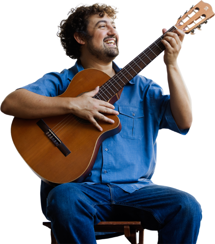 Victor Abrão tocando violão